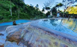 Curug Cipanas Nagrak menawarkan pemandian air panas dan spot camping dengan view menawan